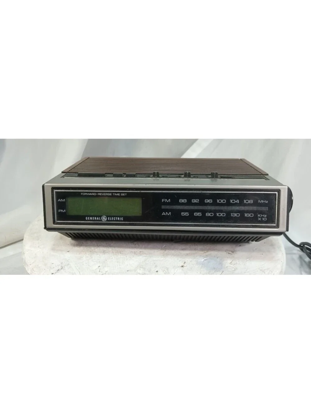 GE General Electric 7-4655A AM/FM Clock Radio Walnut Grain Vintage Tested